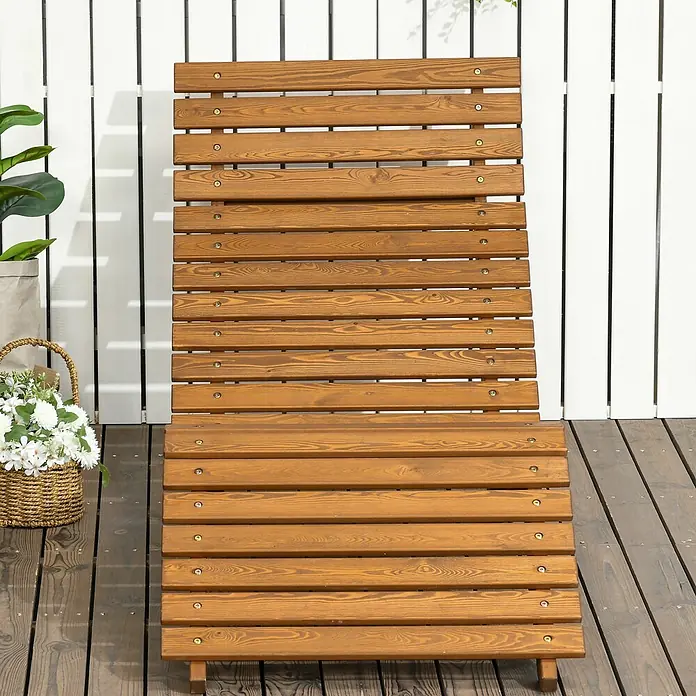 Outsunny Gartenliege - Teak, Holz - Braune hölzerne Latten-Sonnenliege auf einer Terrasse, für Entspannung im Freien.