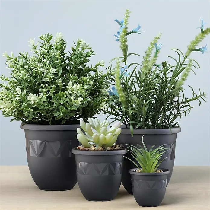 Plastard Pflanztopf Capri 5er Set - Außenmaß (Ø x H): 30 x 25 cm, Kunststoff, Anthrazit - Vier dunkelgraue Pflanzgefäße mit geprägten geometrischen Mustern, jedes mit einer Kunstpflanze.