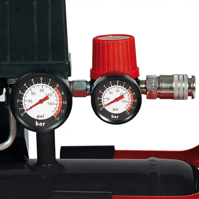 Einhell Expert Plus Flüsterkompressor TE-AC 50 Silent - Max. Druck: 8 bar, 50 l - Zwei schwarze Druckluftkompressor-Manometer zeigen Druck in PSI und Bar, neben einem roten Druckregler und silbernen Schnellverbinder.