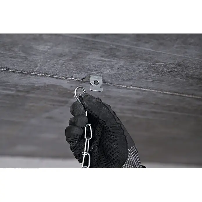 Bosch Professional Deckenhaken PRO FMH - 100 Stk. - Eine behandschuhte Hand hakt eine Metallkette in eine Deckenhalterung an einer Betonfläche ein.