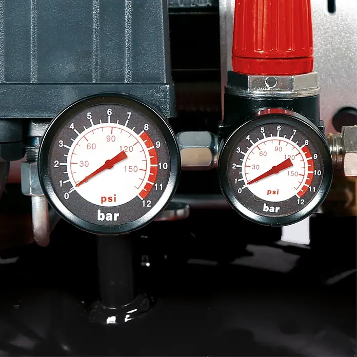 Einhell Flüsterkompressor TE-AC 135/24 Silent Plus - 750 W, Max. Druck: 8 bar, 24 l - Zwei schwarz-weiße Manometer mit roten Zeigern, die PSI und bar anzeigen, an einer dunklen Industriemaschine mit rotem Regler.