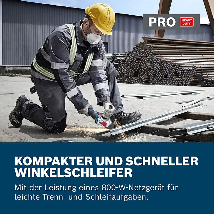 Bosch Professional AMPShare 18V Akku-Winkelschleifer GWX 18V-8 Solo - Ohne Akku, Durchmesser Scheibe: 125 mm - Arbeiter nutzt kompakten Winkelschleifer zum Trennen von Metall mit Funken. Ideal für leichte Schleif- und Trennaufgaben.