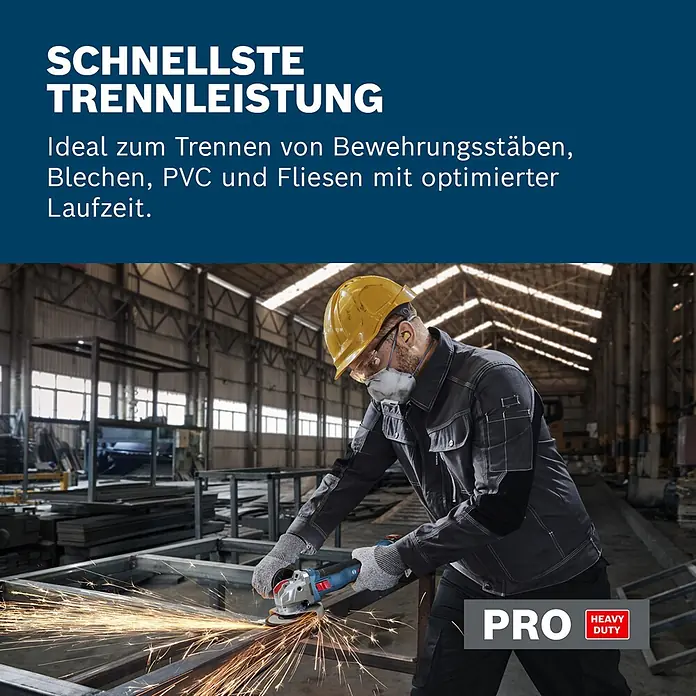 Bosch Professional AMPShare 18V Akku-Winkelschleifer GWX 18V-8 Solo - Ohne Akku, Durchmesser Scheibe: 125 mm - Arbeiter in einer Werkstatt nutzt einen blauen Winkelschleifer, um Metall zu schneiden, Funken sprühen. Das Gerät ist für schwere Schneidarbeiten.