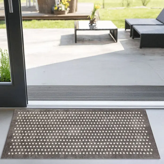 Akzente Fußmatte Feel - 200 x 80 cm, Mehrfarbig, Motiv / Muster - Dunkelgraue Fußmatte mit cremefarbenen Punkten vor einer Schiebetür, die zu einer Terrasse führt.