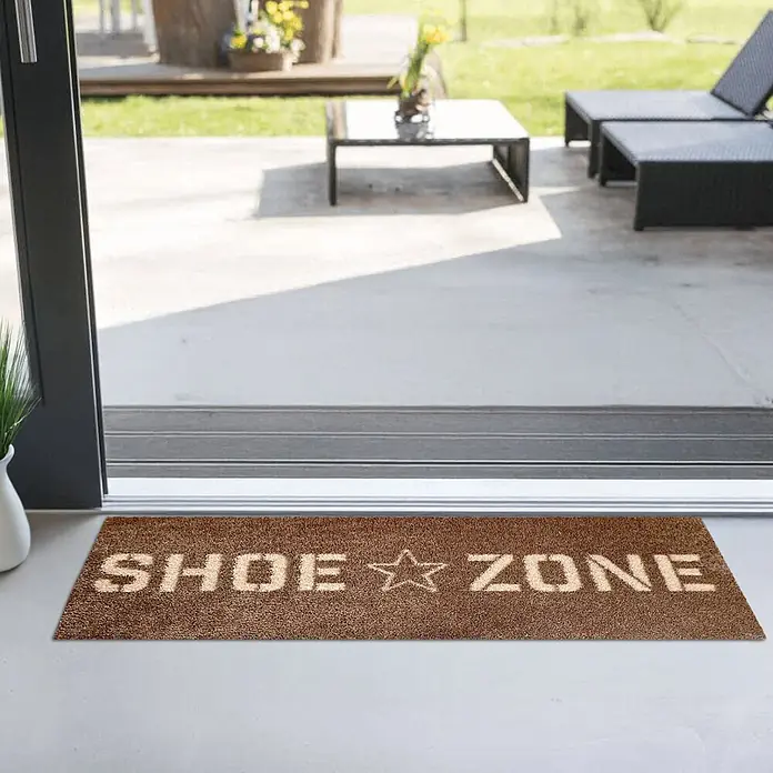 Akzente Fußmatte Feel - Mehrfarbig, Schriftzug - Braune Kokos-Fußmatte mit „SHOE ☆ ZONE“ in hellen Buchstaben, am Eingang platziert.