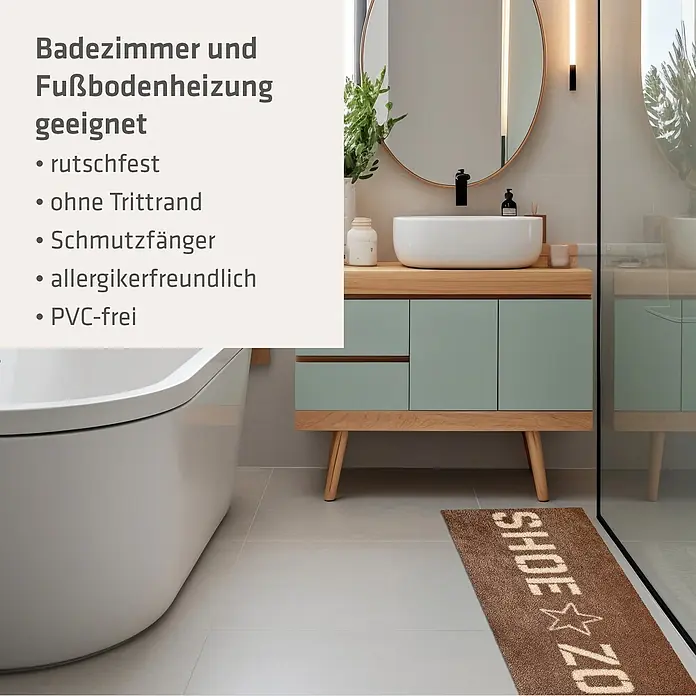 Akzente Fußmatte Feel - Mehrfarbig, Schriftzug - Braune Fußmatte mit weißem 'SHOE☆ZO'-Text und Stern, auf Fliesenboden im Badezimmer.