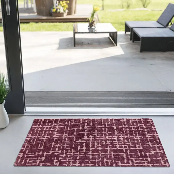 Akzente Fußmatte Feel - 100 x 70 cm, Mehrfarbig, Motiv / Muster - Rechteckige, burgunderrote Fußmatte mit abstraktem Muster am Eingang einer Terrasse.