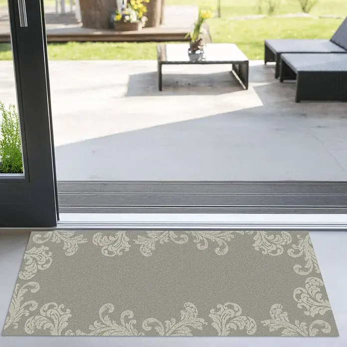 Akzente Fußmatte Feel - 200 x 80 cm, Mehrfarbig, Motiv / Muster|Floral - Fußmatte in Sandbeige mit hellem Barockmuster, an einer Terrassentür platziert.