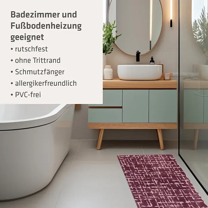 Akzente Fußmatte Feel - 100 x 70 cm, Mehrfarbig, Motiv / Muster - Eine lila Badematte mit geometrischem Muster liegt auf hellem Fliesenboden in einem modernen Badezimmer mit Badewanne und Waschtisch.