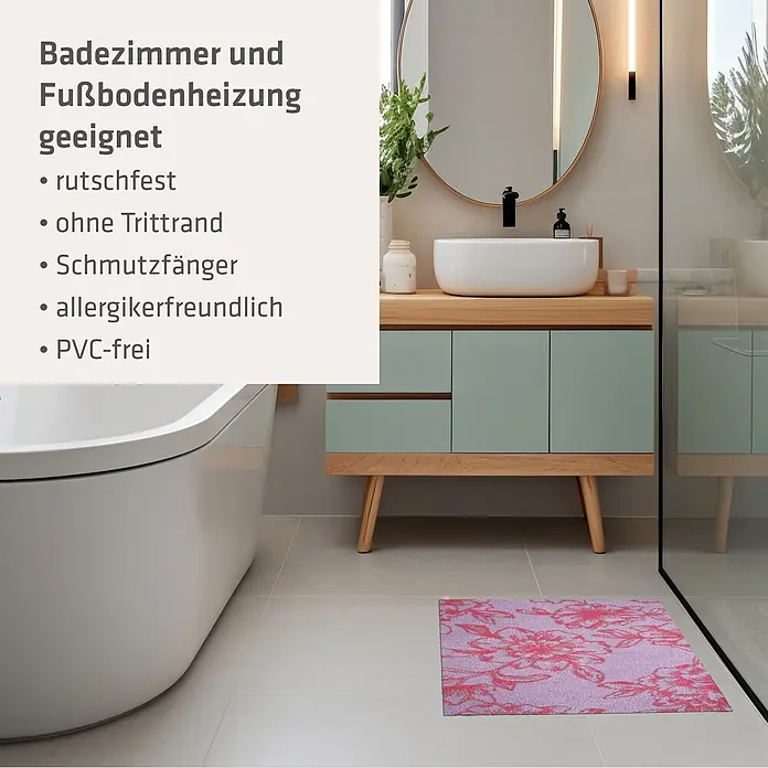 Akzente Fußmatte Feel - Mehrfarbig, Motiv / Muster - Lila Badematte mit rotem Blumenmuster auf hellem Fliesenboden im Badezimmer.