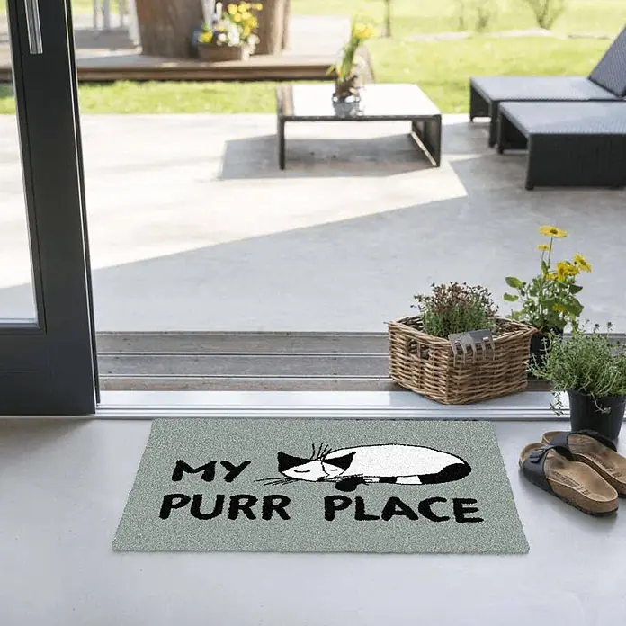 Akzente Fußmatte Feel - 70 x 50 cm, Mehrfarbig, Motiv / Muster|Tiere|Schriftzug - Hellgraue Fußmatte mit schlafender Katze und „MY PURR PLACE“-Schriftzug am Eingang.