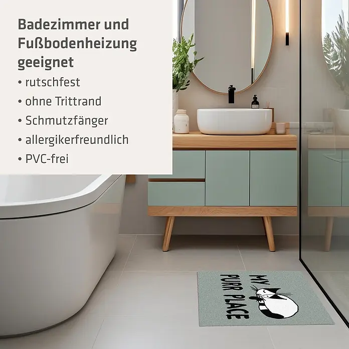 Akzente Fußmatte Feel - 70 x 50 cm, Mehrfarbig, Motiv / Muster|Tiere|Schriftzug - Eine hellgrüne Badematte mit einer schwarz-weißen Katze und dem Text „MY PURR PLACE“ auf dem Badezimmerboden.