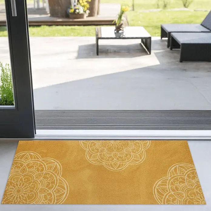 Akzente Fußmatte Feel - 200 x 80 cm, Mehrfarbig, Motiv / Muster - Senfgelbe Fußmatte mit weißen Mandala-Mustern vor einer Terrassentür, die zu einem Außenbereich führt.
