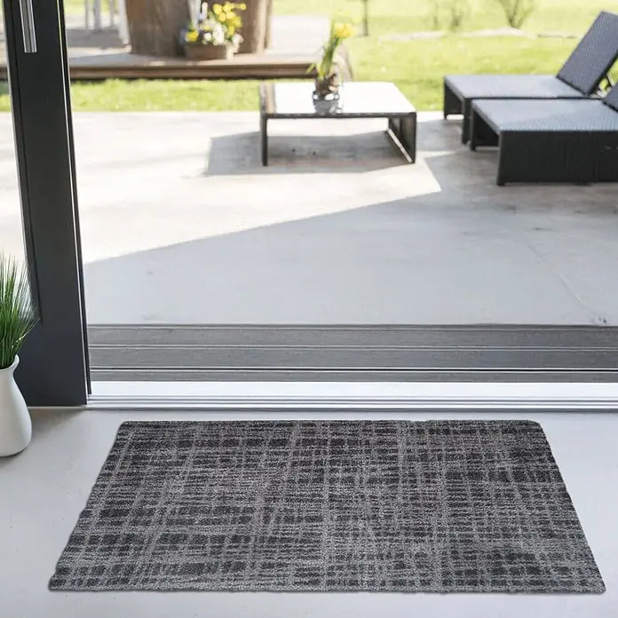 Akzente Fußmatte Feel - 100 x 70 cm, Mehrfarbig, Motiv / Muster - Dunkelgraue, strukturierte Fußmatte mit Karomuster, an einer Terrassentür platziert.