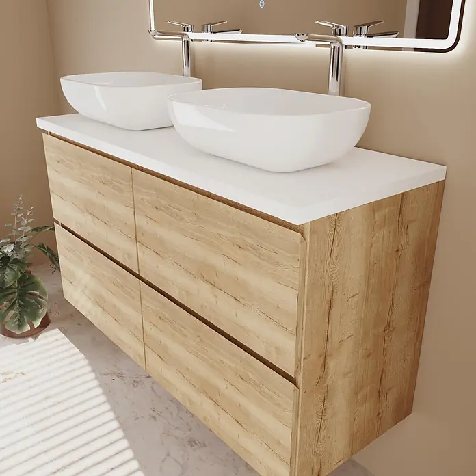 Mueble bajo de lavabo Isa 2 senos - An x Pr x Al: 120 x 44,6 x 54,5 cm, Roble, Apertura con uñero ingletado 45 grados - Mueble de baño doble de madera clara con encimera blanca y dos lavabos sobre encimera blancos.