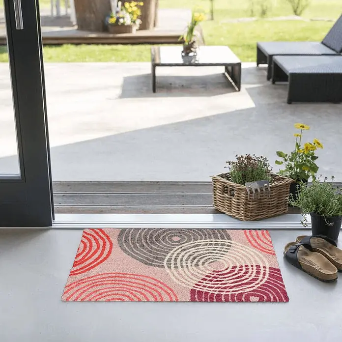 Akzente Fußmatte Feel - Mehrfarbig, Motiv / Muster - Fußmatte mit Kreismuster in Rot, Grau, Creme und Burgund vor einem Terrasseneingang.