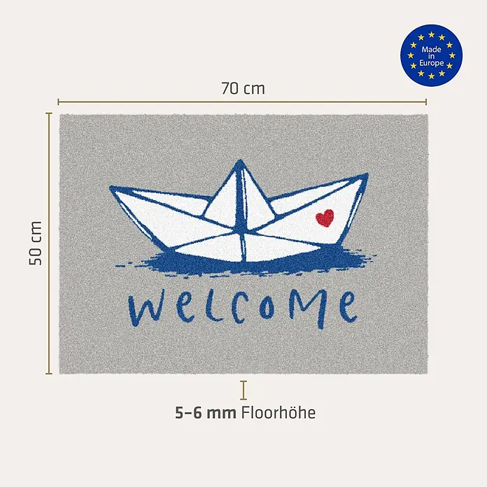 Akzente Fußmatte Feel - Mehrfarbig, Motiv / Muster|Schriftzug - Graue Fußmatte mit blau umrandetem Papierboot, rotem Herz und blauem „welcome“-Schriftzug.