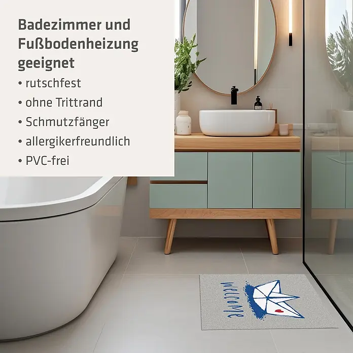 Akzente Fußmatte Feel - Mehrfarbig, Motiv / Muster|Schriftzug - Graue Badematte mit blauem 'Welcome'-Schriftzug und Papierboot-Design, rutschfest und PVC-frei, für Bad und Fußbodenheizung geeignet.