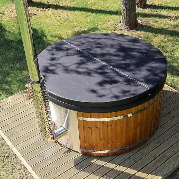 Loocone Hot Tub Hot Tub Acryl 200 cm V4A Holzofen - 200 cm, Max. Personenzahl: 5 Stk. - Rundes Holz-Whirlpool mit schwarzer Abdeckung und externem Edelstahl-Ofen, draußen auf Holzdeck platziert.