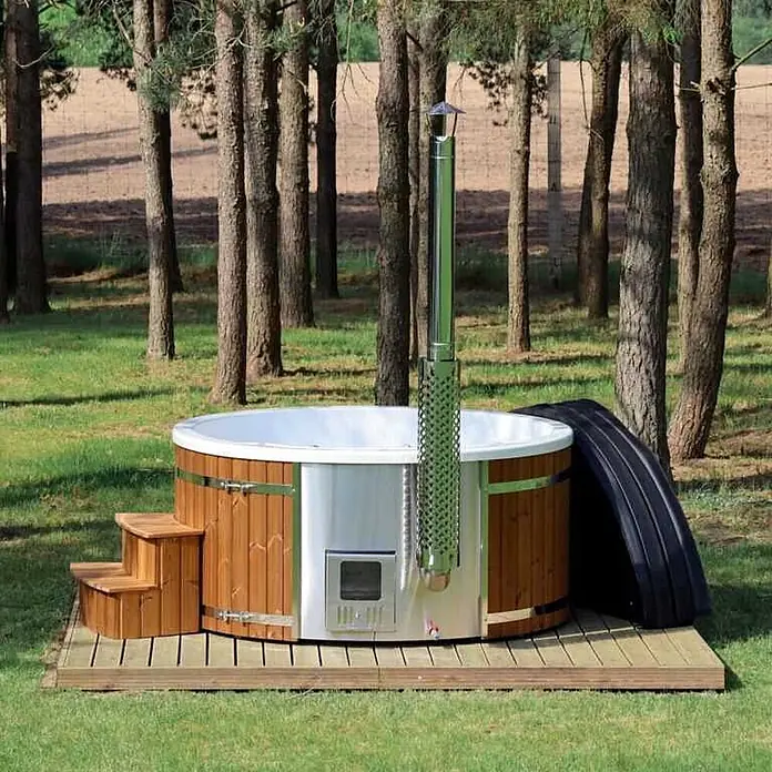 Loocone Hot Tub Hot Tub Acryl 200 cm V4A Holzofen - 200 cm, Max. Personenzahl: 5 Stk. - Holzbeheizter Outdoor-Whirlpool mit Holzverkleidung, Metallofen, Schornstein und Stufen, auf einer Terrasse im Grünen.