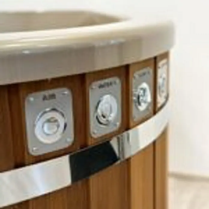 Loocone Hot Tub Hot Tub Acryl 200 cm V4A Holzofen - 200 cm, Max. Personenzahl: 5 Stk. - Nahaufnahme eines Holzbadezubers mit verchromten Bedienknöpfen für Luft-, Wasser- und Lichtfunktionen.