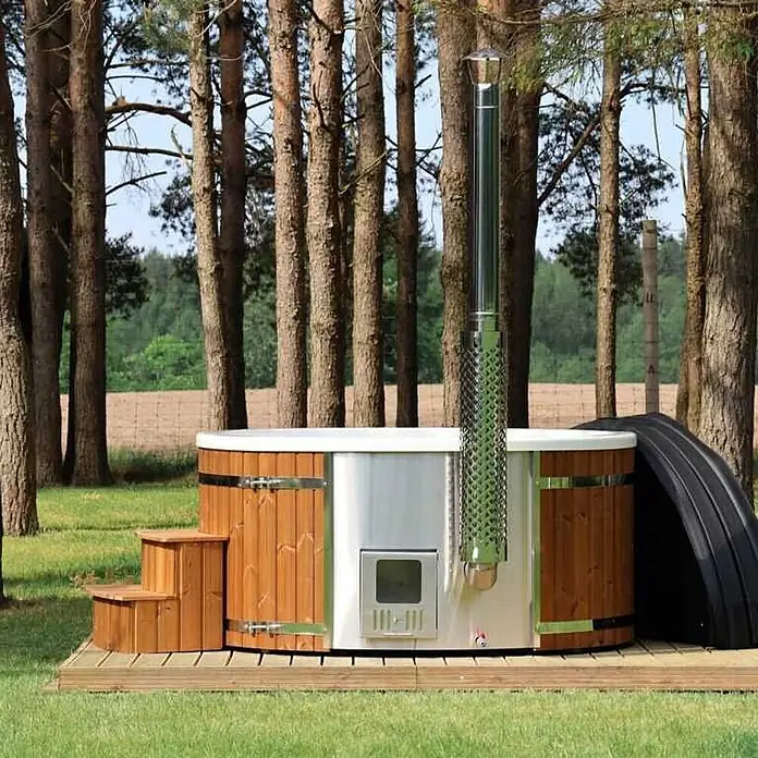 Loocone Hot Tub Hot Tub Acryl 200 cm V4A Holzofen - 200 cm, Max. Personenzahl: 5 Stk. - Hölzerner Outdoor-Whirlpool mit externer Heizung, Schornstein und Treppe auf einer Terrasse.