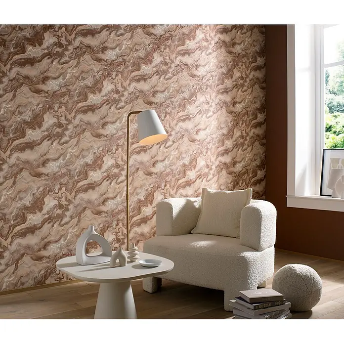 Papel pintado Mármol - Salmón, 10 x 0,53 m - Papel pintado marmoleado marrón y beige con detalles brillantes en una pared de salón.