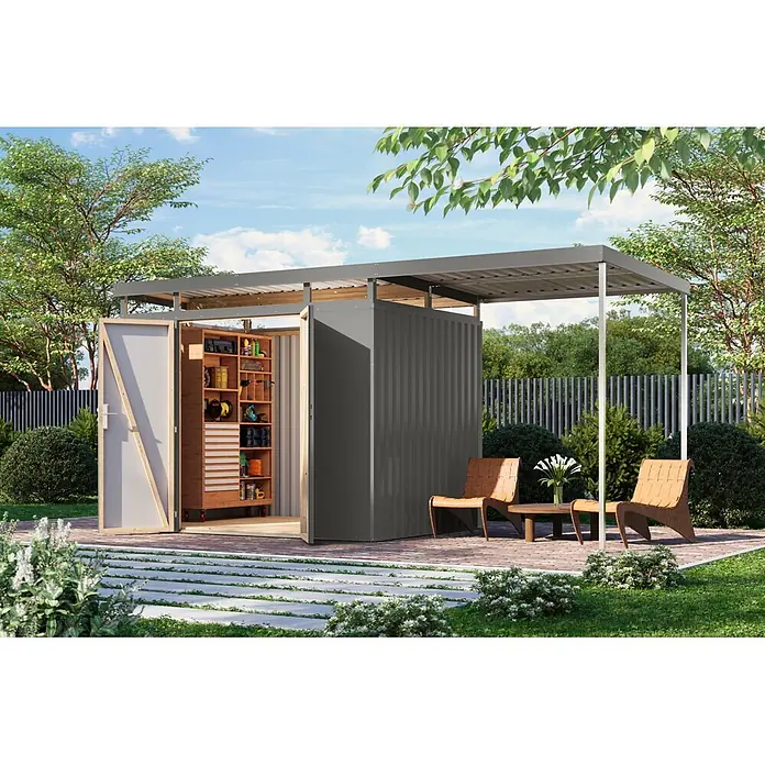 Karibu Gerätehaus Aurum 3 mit Anbaudach - Außenmaß inkl. Dachüberstand (B x T): 502,5 x 215 cm, Metall, Graualuminium - Dunkelgrauer Metall-Gartenschuppen mit offenem Anbau und internen Holzregalen für Werkzeuge, in einem Garten.