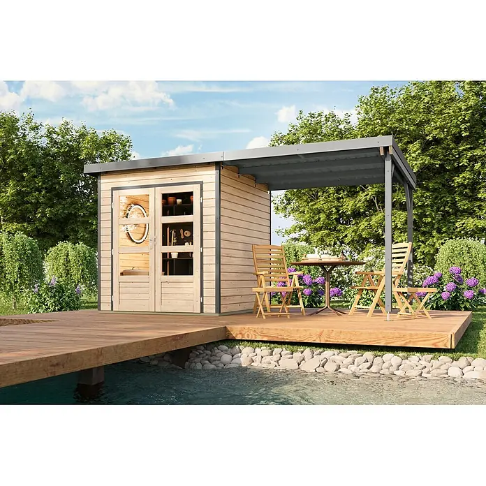 Karibu Gartenhaus Pluto 1 A - Außenmaß inkl. Dachüberstand (B x T): 447 x 228 cm, Holz, Naturbelassen/Grau - Ein Holzgartenhaus mit Glastüren und angebauter Pergola, mit Holzterrasse und Sitzgelegenheiten am Teich.
