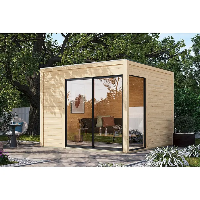 Karibu Gartenhaus Dice 1 - Außenmaß inkl. Dachüberstand (B x T): 308 x 308 cm, Holz, Naturbelassen - Helles Gartenhaus aus Holz mit großen schwarz gerahmten Glasschiebetüren und Fenstern, auf einer gepflasterten Terrasse im Garten.