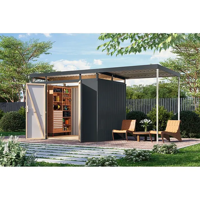 Karibu Gerätehaus Aurum 3 mit Anbaudach - Außenmaß inkl. Dachüberstand (B x T): 502,5 x 215 cm, Metall, Anthrazit - Ein dunkelgrauer Geräteschuppen mit Holzausstattung für Werkzeuge, mit angebauter überdachter Terrasse und Sitzgelegenheiten im Garten.