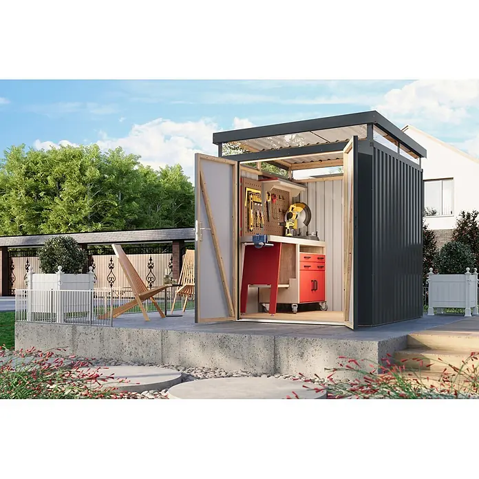Karibu Gerätehaus Aurum 2 - Außenmaß inkl. Dachüberstand (B x T): 215 x 215 cm, Metall, Anthrazit - Dunkelgrauer Wellblech-Gartenschuppen mit offener Tür, die eine Werkstatt mit Werkzeugen und Werkbank zeigt.