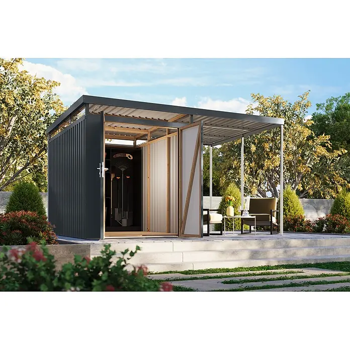 Karibu Gerätehaus Aurum 2,5 mit Anbaudach - Außenmaß inkl. Dachüberstand (B x T): 420 x 298 cm, Metall, Anthrazit - Dunkelgrauer Metall-Gartenschuppen mit offener Tür, Werkzeuge zeigend, integriert in eine Pergola mit Sitzgelegenheiten auf einer Terrasse.