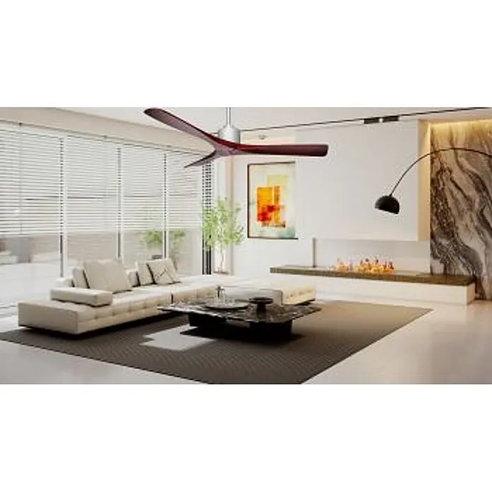 Vam Deckenventilator Energiespar Deckenventilator ZEN chrome 137 cm Eiche-Naturholz - Naturholz Eiche, 1.370 mm, 31 W - Moderner Deckenventilator mit rotbraunen Wellenflügeln und silbernem Gehäuse, in einem eleganten Wohnzimmer installiert.