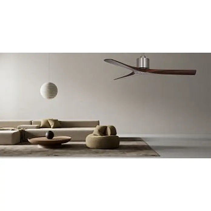Vam Deckenventilator Energiespar Deckenventilator ZEN chrome 137 cm Eiche-Naturholz - Naturholz Eiche, 1.370 mm, 31 W - Moderner Deckenventilator mit dunklen Holzflügeln und gebürstetem Metallgehäuse, von der Decke hängend.