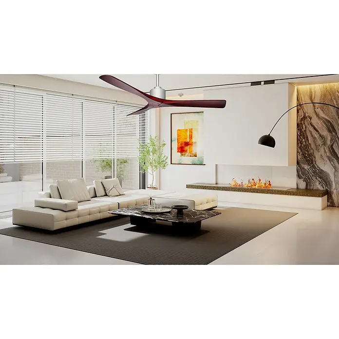 Vam Deckenventilator Energiespar Deckenventilator ZEN chrome 137 cm Walnuss-Naturholz - Naturholz Walnuss, 1.370 mm, 31 W - Moderner Deckenventilator mit dunkelrotbraunen Flügeln und silbernem Gehäuse in einem hellen Wohnzimmer.