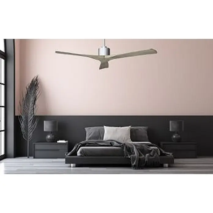 Vam Deckenventilator Energiespar Deckenventilator ZEN Nickel 137 cm Raw - Raw - Naturholz, 1.370 mm, 31 W - Moderner Deckenventilator aus grauem/hellem Holz mit drei Flügeln, über einem Bett in einem Schlafzimmer.