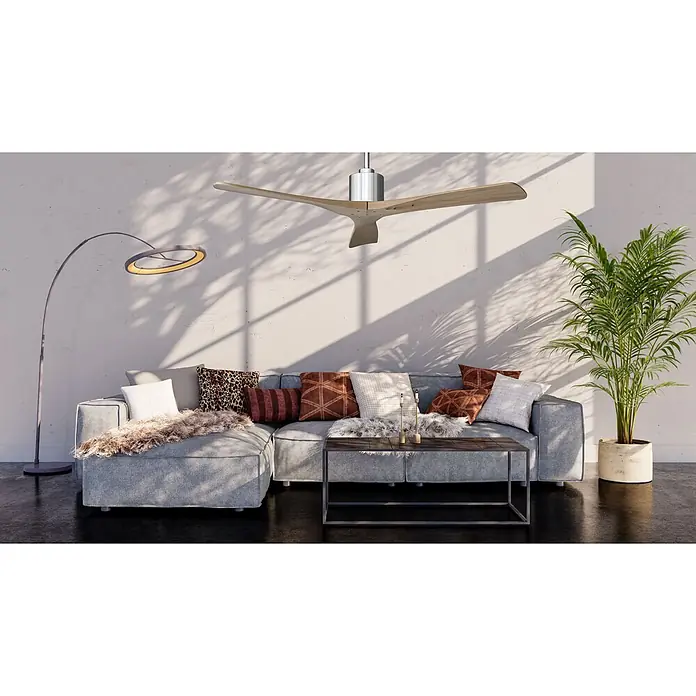 Vam Deckenventilator Energiespar Deckenventilator ZEN Nickel 137 cm Raw - Raw - Naturholz, 1.370 mm, 31 W - Deckenventilator mit drei Holzflügeln und silbernem Gehäuse, in einem Wohnzimmer installiert.