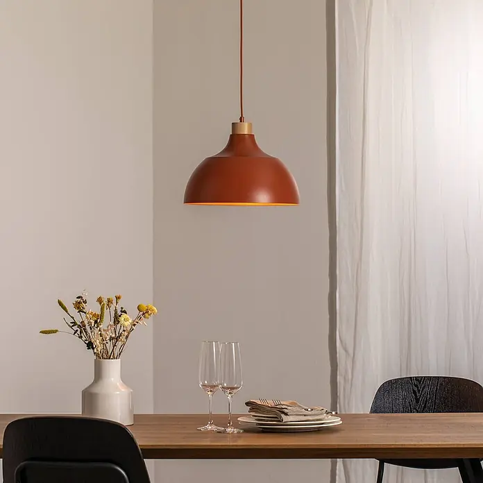 Envostar Pendelleuchte Kaitt - L x B x H: 34 x 34 x 170 cm, rot, ziegelRot, holz hell, E27 - Terrakotta-Pendelleuchte in Kuppelform mit Holzdetail über einem Esstisch.
