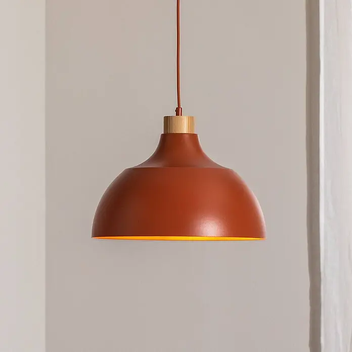 Envostar Pendelleuchte Kaitt - L x B x H: 34 x 34 x 170 cm, rot, ziegelRot, holz hell, E27 - Terrakotta-Pendelleuchte mit Holzaufsatz, die ein warmes Licht abgibt.