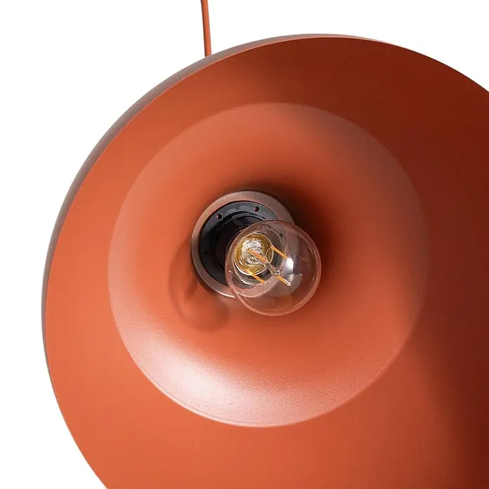 Envostar Pendelleuchte Kaitt - L x B x H: 34 x 34 x 170 cm, rot, ziegelRot, holz hell, E27 - Nahaufnahme einer terrakottafarbenen Metall-Pendelleuchte mit klarer Glühbirne.