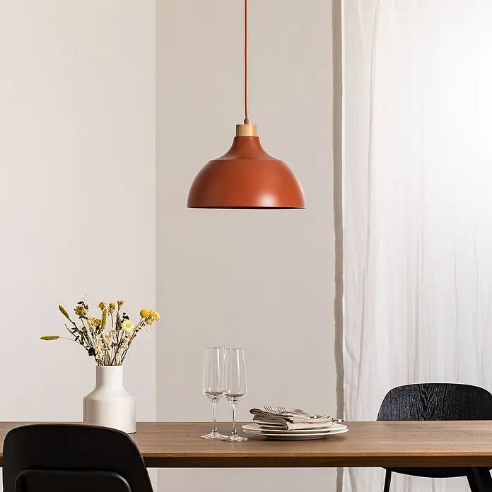 Envostar Pendelleuchte Kaitt - L x B x H: 34 x 34 x 170 cm, rot, ziegelRot, holz hell, E27 - Terrakotta-Pendelleuchte mit Holzdetail über einem Esstisch.