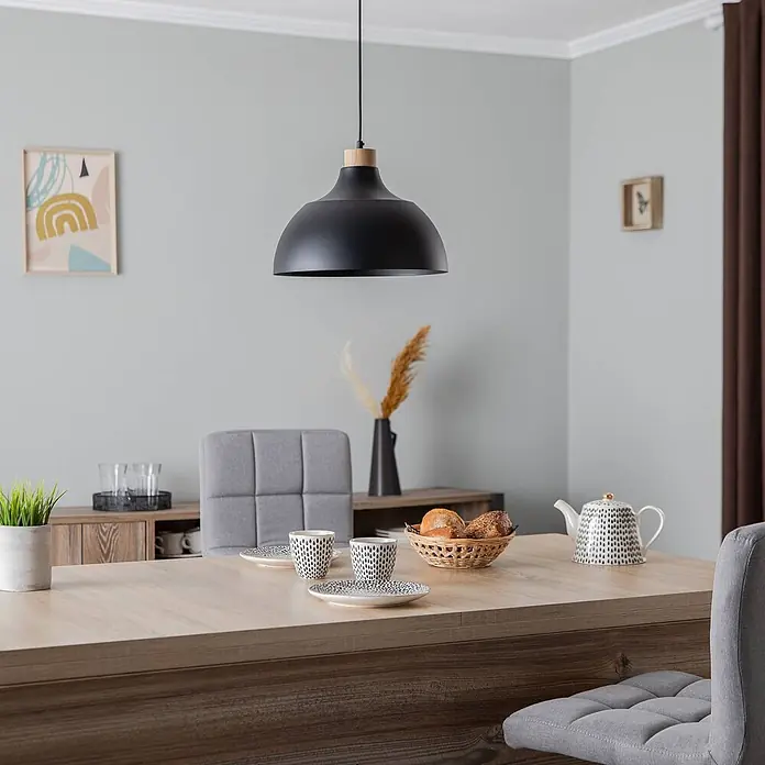 Envostar Pendelleuchte Kaitt - L x B x H: 34 x 34 x 170 cm, schwarz, Schwarz, holz hell, E27 - Schwarze Pendelleuchte aus Metall mit Holzdetail, hängt über einem Esstisch.