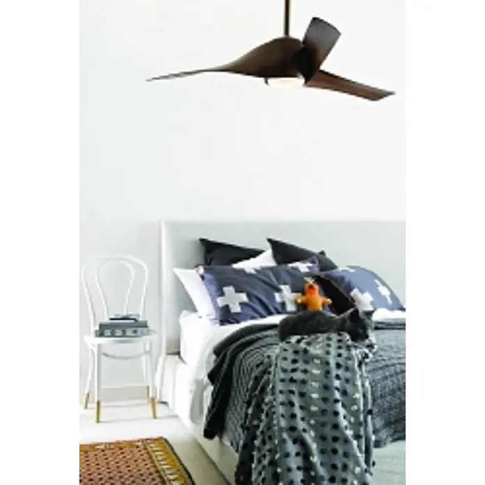 Vam Deckenventilator ARTEMIS schwarz - Schwarz, 1.470 mm, 70 W - Dunkler Deckenventilator aus Holz mit integrierter Leuchte, in einem modernen Schlafzimmer.