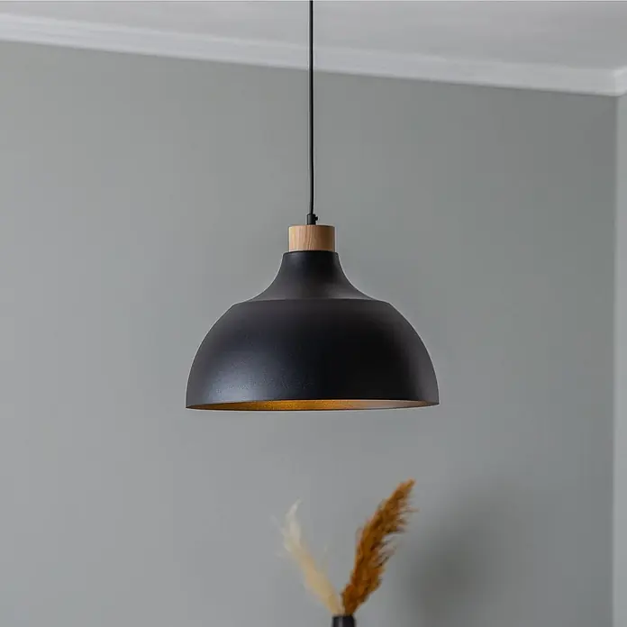 Envostar Pendelleuchte Kaitt - L x B x H: 34 x 34 x 170 cm, schwarz, Schwarz, holz hell, E27 - Schwarze Pendelleuchte aus Metall mit Holzdetail, hängt von der Decke.