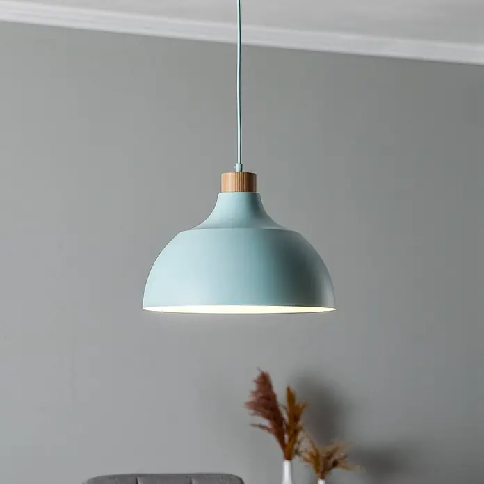 Envostar Pendelleuchte Kaitt - L x B x H: 34 x 34 x 170 cm, grün, mintGrün, holz hell, E27 - Hellblaue Pendelleuchte aus Metall mit Holzaufsatz, hängend und beleuchtet.