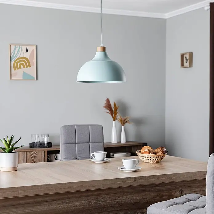 Envostar Pendelleuchte Kaitt - L x B x H: 34 x 34 x 170 cm, grün, mintGrün, holz hell, E27 - Hellblaue Metall-Pendelleuchte mit Holzdetail, hängt über einem Tisch.