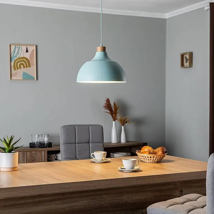 Envostar Pendelleuchte Kaitt - L x B x H: 34 x 34 x 170 cm, grün, mintGrün, holz hell, E27 - Hellblaue Pendelleuchte mit Holz-Akzent, beleuchtet einen modernen Esstisch.