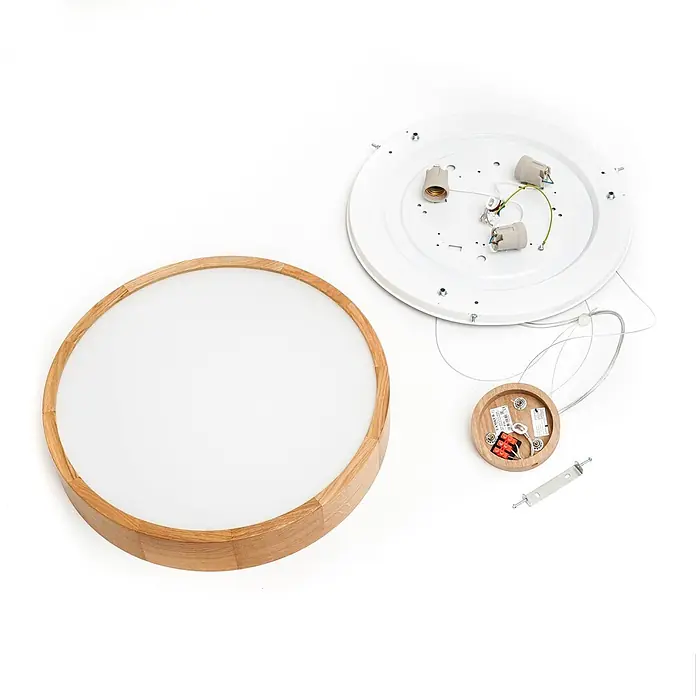 Envostar Pendelleuchte Kerio - L x B x H: 47 x 47 x 136 cm, eiche, satiniert, E27 - Demontierte runde Deckenleuchte mit Holzrahmen und weißem Diffusor, zeigt Metallbasis, Lampenfassungen und Verkabelung zur Installation.
