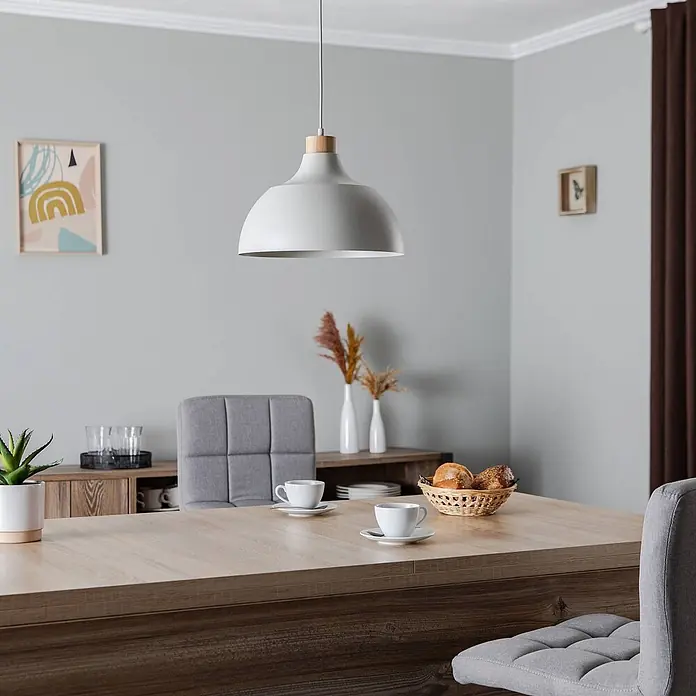 Envostar Pendelleuchte Kaitt - L x B x H: 34 x 34 x 170 cm, creme / amber, beige, holz hell, E27 - Eine minimalistische graue Hängeleuchte mit Holzdetails, über einem hellen Holzesstisch in einem modernen Esszimmer.